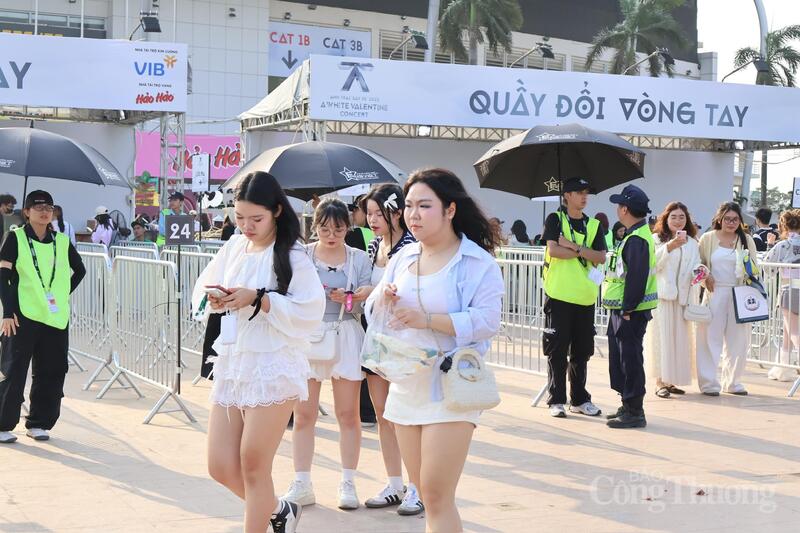 Giới trẻ háo hức trước giờ diễn concert 'Anh Trai Say Hi' tại Mỹ Đình - 5