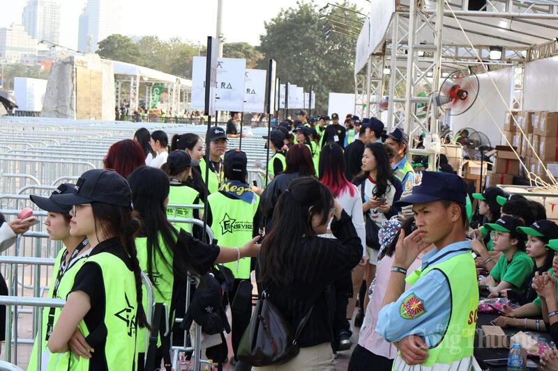 Giới trẻ háo hức trước giờ diễn concert 'Anh Trai Say Hi' tại Mỹ Đình - 2