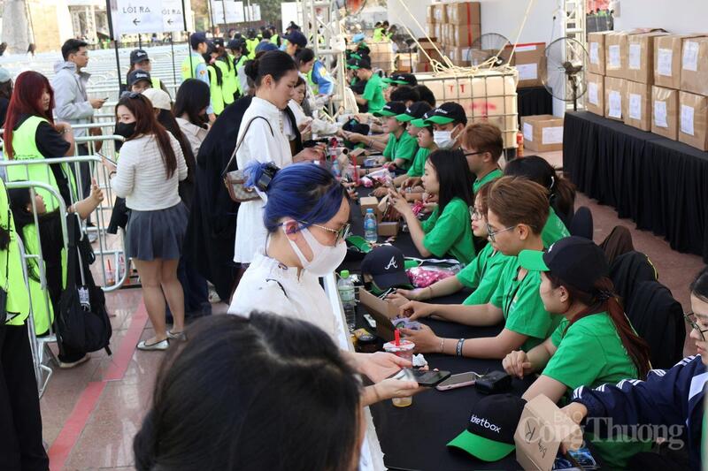 Khán giả xếp hàng đổi vòng tay trước giờ diễn tại khu vực sân vận động Mỹ Đình.