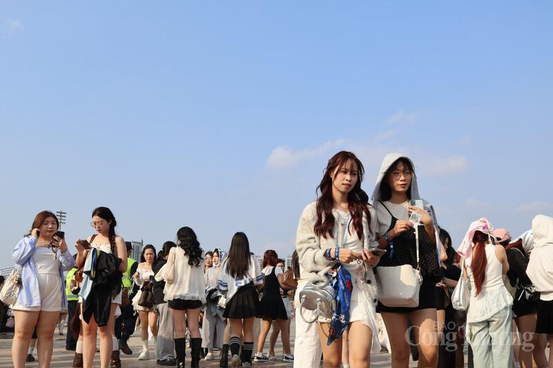 Không khí trước giờ diễn sôi động, đông đúc khi hàng nghìn khán giả đổ về khu vực sân vận động.