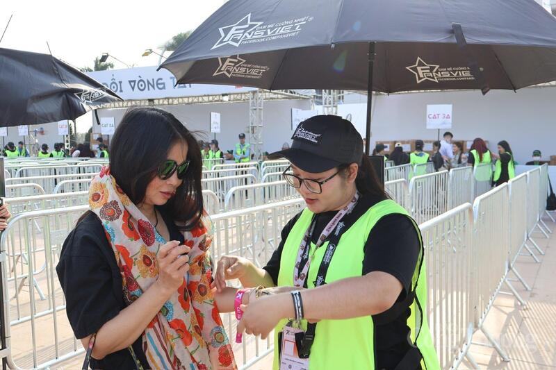 Ban tổ chức Anh trai say hi tích cực hỗ trợ khán giả tại khu vực check-in và vào sân.
