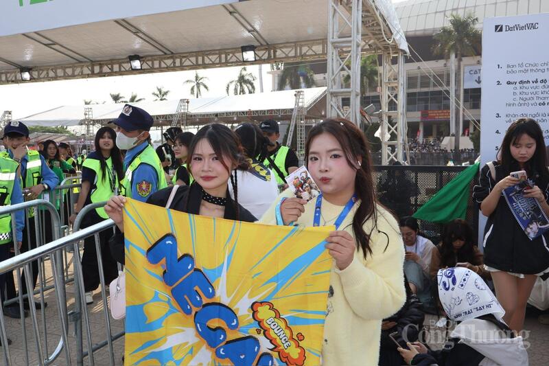 Giới trẻ háo hức trước giờ diễn concert 'Anh Trai Say Hi' tại Mỹ Đình - 9