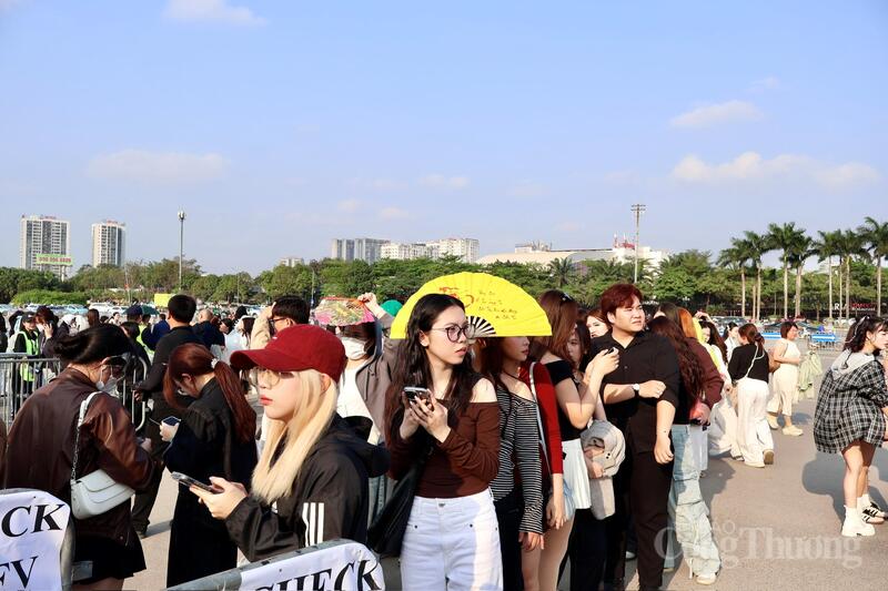 Giới trẻ háo hức trước giờ diễn concert 'Anh Trai Say Hi' tại Mỹ Đình - 6