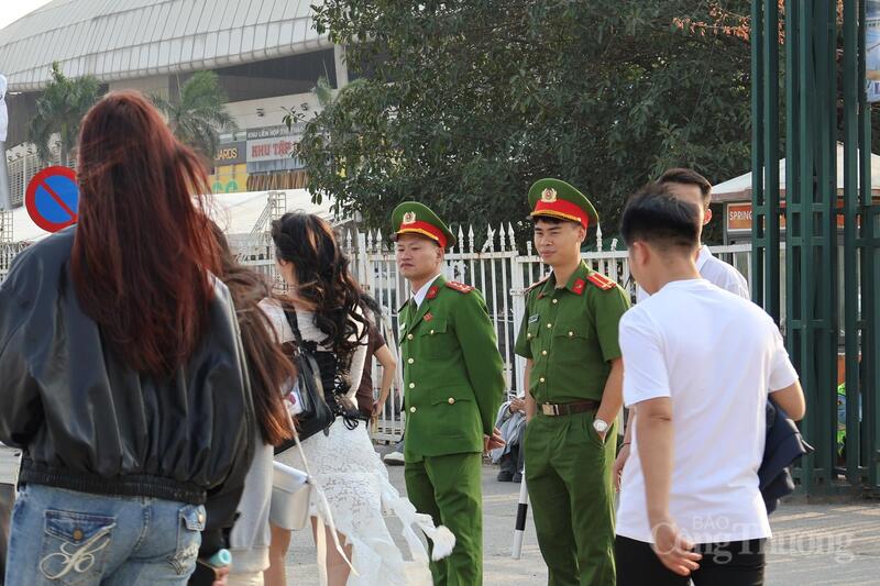 Giới trẻ háo hức trước giờ diễn concert 'Anh Trai Say Hi' tại Mỹ Đình - 14