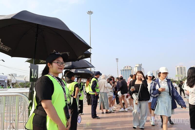 Giới trẻ háo hức trước giờ diễn concert 'Anh Trai Say Hi' tại Mỹ Đình - 11