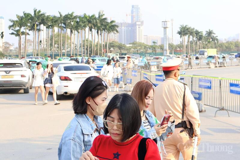 Lực lượng chức năng túc trực quanh khu vực sân vận động, bảo đảm an ninh, phân luồng giao thông.