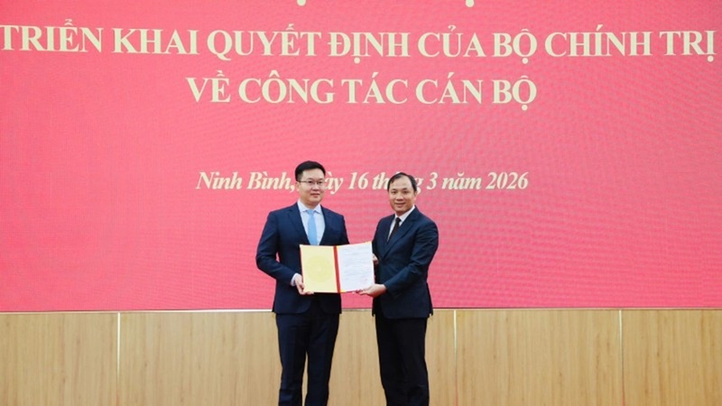 Ông Hoàng Trung Dũng, Ủy viên Trung ương Đảng, Phó Trưởng Ban Thường trực Ban Tổ chức Trung ương, trao quyết định cho đồng chí Trần Đăng Quỳnh, Ủy viên Dự khuyết Trung ương Đảng, Phó Bí thư Tỉnh ủy Ninh Bình. Ảnh: Đức Lam