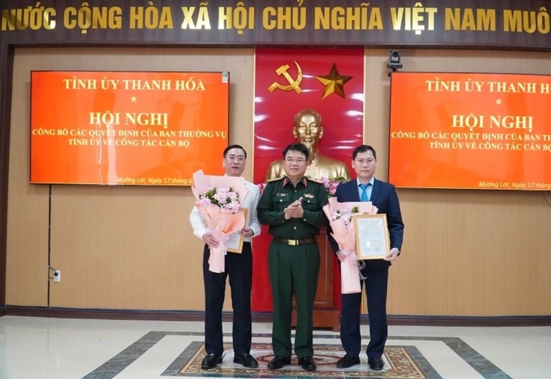 Thiếu tướng Vũ Văn Tùng, Ủy viên Ban Thường vụ Tỉnh ủy, Chỉ huy trưởng Bộ Chỉ huy Quân sự tỉnh Thanh Hóa trao Quyết định bổ nhiệm cho ông Lê Ngọc Minh (áo trắng) và ông Trịnh Văn Thế. Ảnh: Hoàng Lan