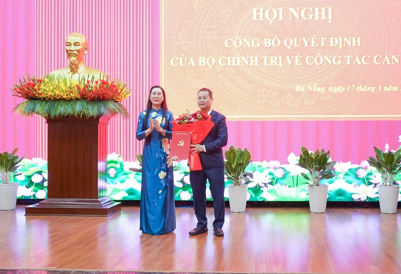 Bà Bùi Thị Quỳnh Vân, Phó Trưởng ban Tổ chức Trung ương trao quyết định cho tân Phó Bí thư Thành ủy Đà Nẵng Nguyễn Mạnh Hùng. Ảnh: Bình An