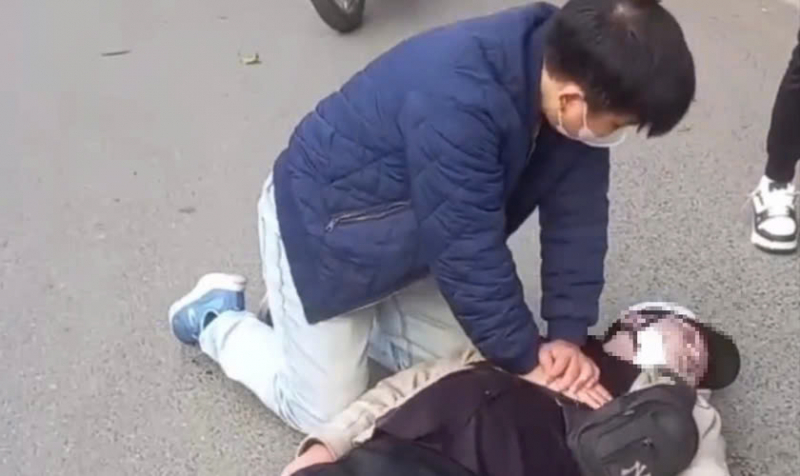 Bác sĩ Nguyễn Huy Tiến ép tim cứu nam thanh niên bị tai nạn giao thông giữa đường.