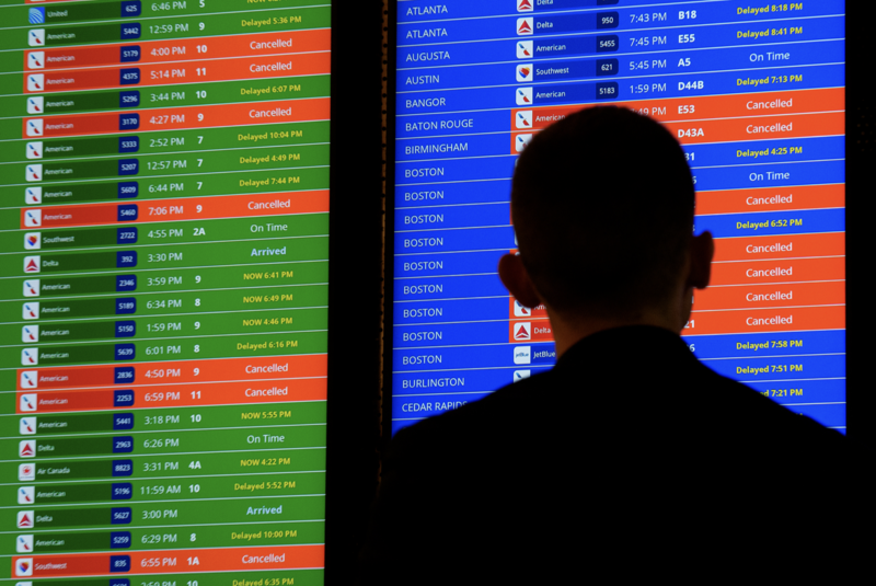 Bảng điện tử hiển thị nhiều chuyến bay bị hủy và trì hoãn tại sân bay quốc gia Ronald Reagan Washington ở Arlington, bang Virginia, Mỹ, ngày 16/3/2026. Ảnh: VCG