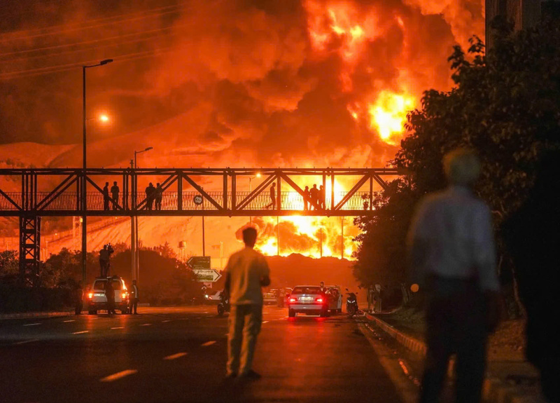 Một nhà máy lọc dầu của Iran bốc cháy sau các cuộc tấn công. Nguồn: UPI