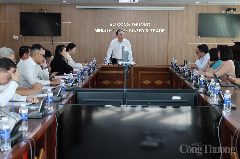 Toàn cảnh buổi làm việc.