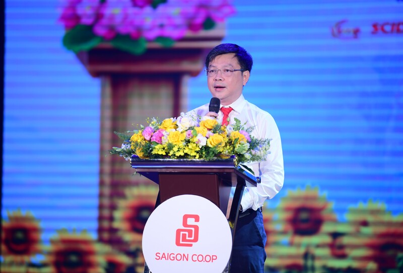 Ông Phạm Trung Kiên - Tổng giám đốc , Phó Bí thư Đảng ủy Saigon Co.op báo cáo kết quả hoạt động kinh doanh năm 2025 tại buổi lễ.