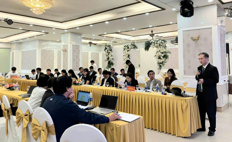 Phó Giáo sư, Tiến sĩ Phạm Xuân Mai (bên phải) trao đổi tại hội thảo lấy ý kiến đề án phát triển công nghiệp thành phố Huế giai đoạn 2026 - 2030, tầm nhìn đến năm 2045. Ảnh: Nguyễn Tuấn