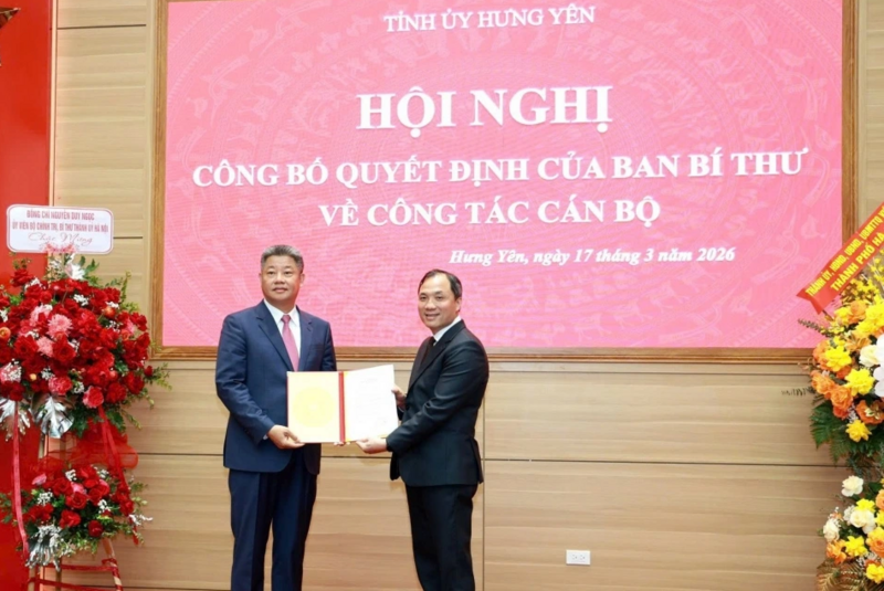 Ông Hoàng Trung Dũng, Phó Trưởng ban Thường trực Ban Tổ chức Trung ương trao quyết định cho ông Nguyễn Mạnh Quyền. Ảnh: Nguyễn Hiền