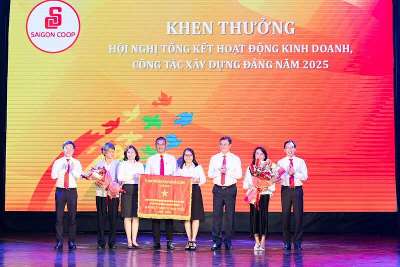 Co.opmart Cống Quỳnh đón nhận cờ khen của UBND TP. Hồ Chí Minh, ghi nhận chặng đường 30 năm phát triển.