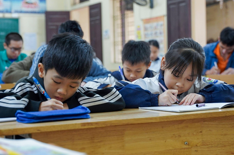 Lớp học đơn sơ nhưng đầy nhiệt huyết của các em học sinh khuyết tật tại chùa Hương Lan (Ảnh: Thuỳ Linh)