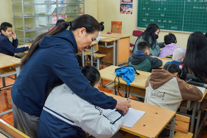 Cô Hoà chia sẻ cần rất nhiều tình yêu và sự kiên nhẫn khi dạy trẻ khuyết tật (Ảnh: Thuỳ Linh)