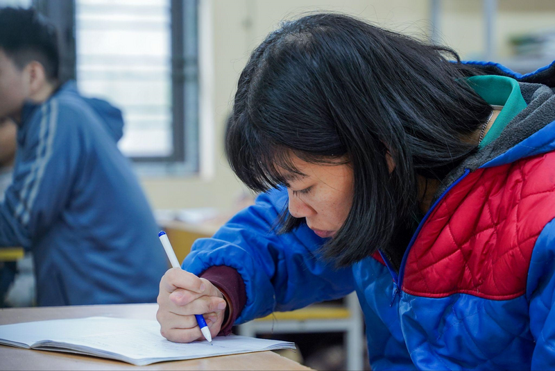 Chị Mai Anh - lớp trưởng tại lớp học đặc biệt chùa Hương Lan (Ảnh: Thuỳ Linh)