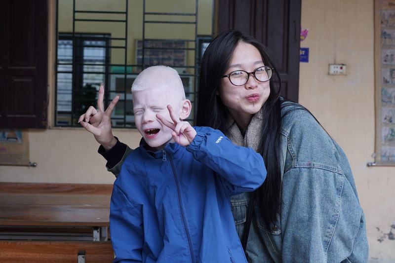 Em Việt (trái) - học sinh bạch tạng luôn luôn chăm chỉ và lạc quan (Ảnh: Dương Thảo)