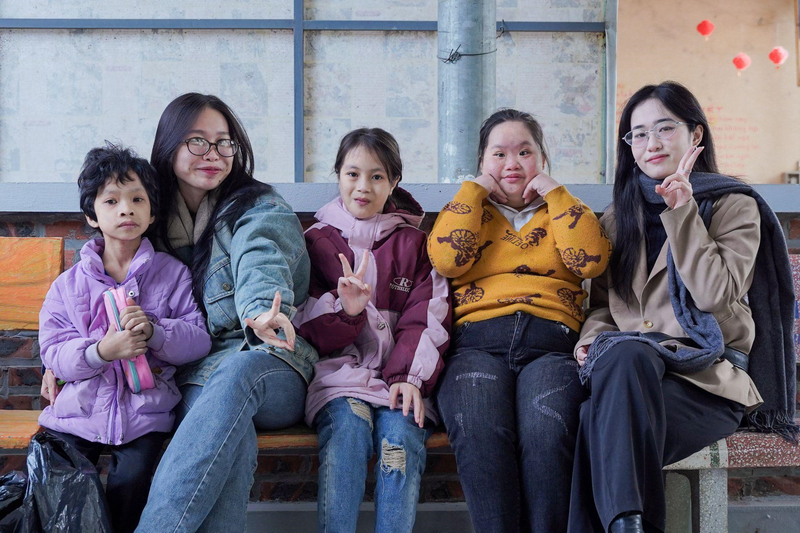 Các em học sinh tại “lớp học yêu thương” của “mẹ Hoà” tại chùa Hương Lan (Ảnh: Thuỳ Linh)