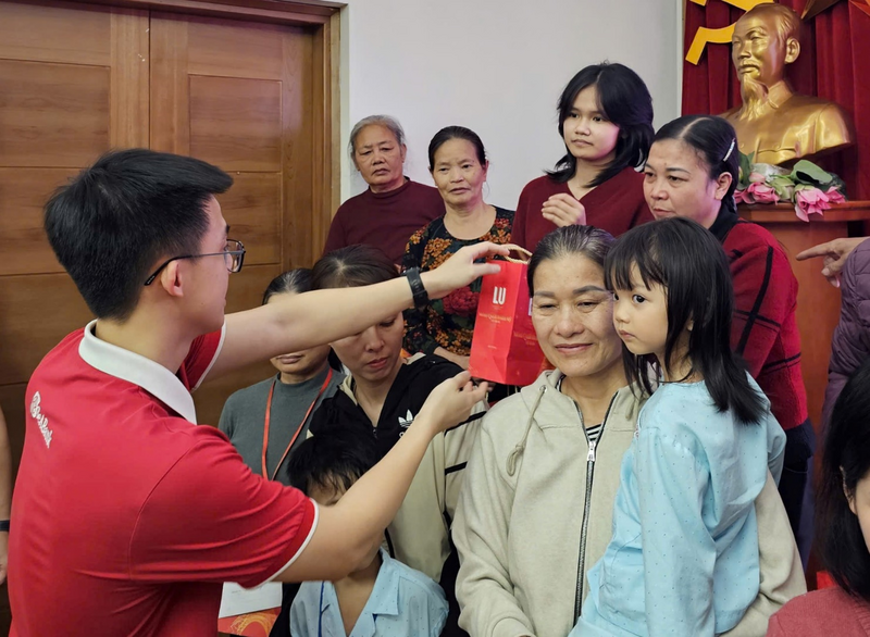 Hàng chục phần quà được trao đi không chỉ hỗ trợ phần nào chi phí điều trị mà còn mang theo lời động viên tinh thần, giúp các bệnh nhân và người thân thêm vững tin, ấm lòng hơn trong thời khắc chuyển giao năm mới