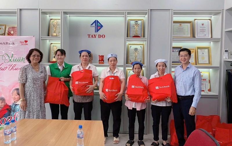 Mỗi một món quà là một niềm hy vọng về năm mới bình an, hạnh phúc đến với mọi người và cộng đồng