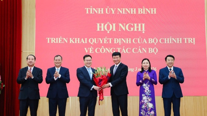 Ông Trần Huy Tuấn, Ủy viên Trung ương Đảng, Bí thư Tỉnh ủy Ninh Bình cùng lãnh đạo Tỉnh ủy tặng hoa chúc mừng ông Trần Đăng Quỳnh. Ảnh: Đức Lam