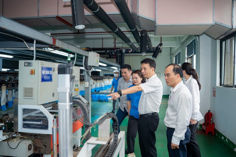 Lãnh đạo thành phố Huế làm việc với Công ty TNHH Công nghệ bảo hộ Kanlongda Việt Nam. Ảnh: Nguyễn Tuấn