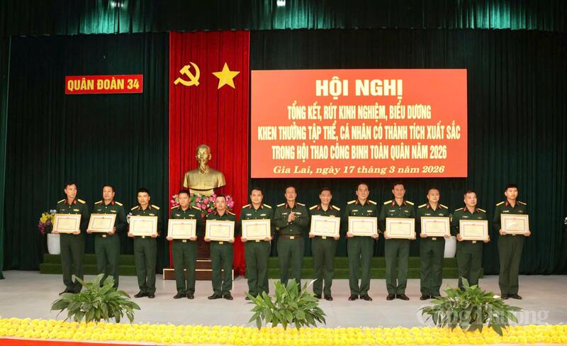 Thiếu tướng Trần Công Đức trao bằng khen cho các tập thể và cá nhân đạt thành tích xuất sắc. Ảnh: Chu Hoài