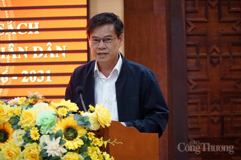 Ông Trương Ngọc Tuấn, Giám đốc Sở Nội vụ, Thư ký Hội đồng bầu cử tỉnh Đắk Lắk báo cáo tại hội nghị. Ảnh: Vũ Long