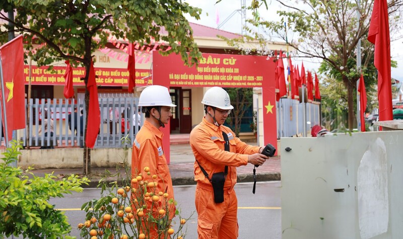 Các đơn vị bố trí lực lượng ứng trực đảm bảo cung cấp điện tại các điểm diễn ra bầu cử. Ảnh: EVNNPC