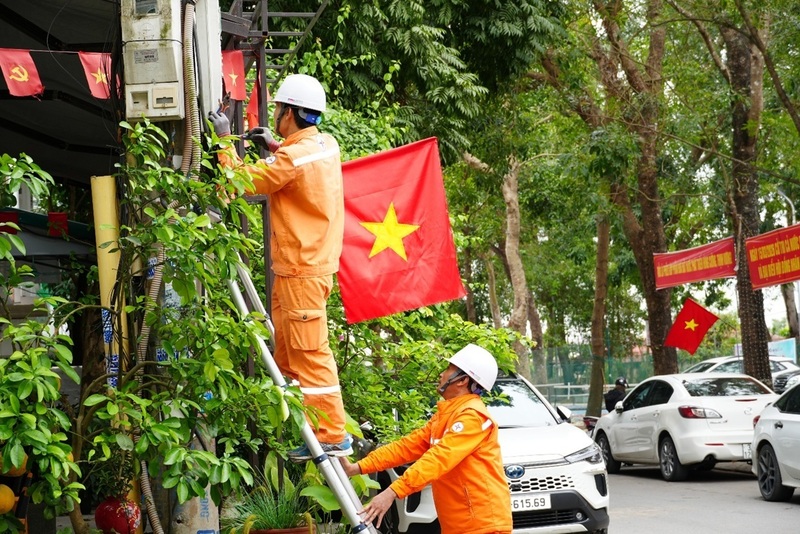 Các đơn vị bố trí lực lượng ứng trực đảm bảo cung cấp điện tại các điểm diễn ra bầu cử. Ảnh: EVNNPC
