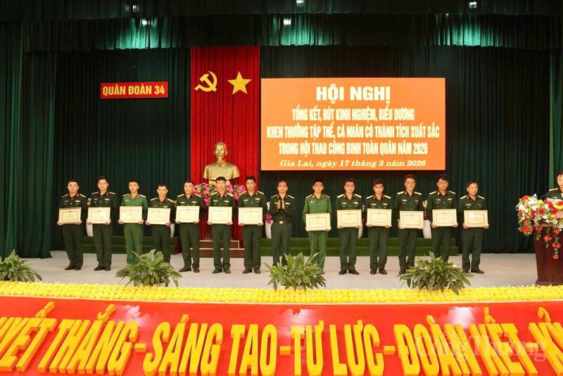 Tặng bằng khen cho các cá nhân đạt thành tích xuất sắc. Ảnh: Chu Hoài