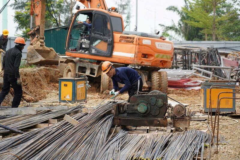 Quá trình triển khai thực tế gặp không ít áp lực khi giá vật liệu xây dựng có xu hướng tăng. Ảnh: Trọng Tùng