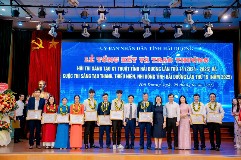 Nữ cán bộ viên chức Trường Đại học Sao đỏ nhận giải thưởng Sáng tạo khoa học công nghệ cấp Tỉnh Hải Dương năm 2024, 2025. Ảnh: S.Đ