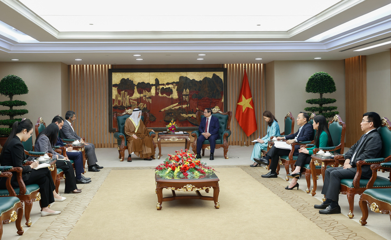 Thủ tướng Chính phủ Phạm Minh Chính tiếp Đại sứ Các Tiểu vương quốc Ả Rập Thống nhất (UAE) tại Việt Nam Bader Abdullah Almatrooshi. Ảnh: VGP/Nhật Bắc