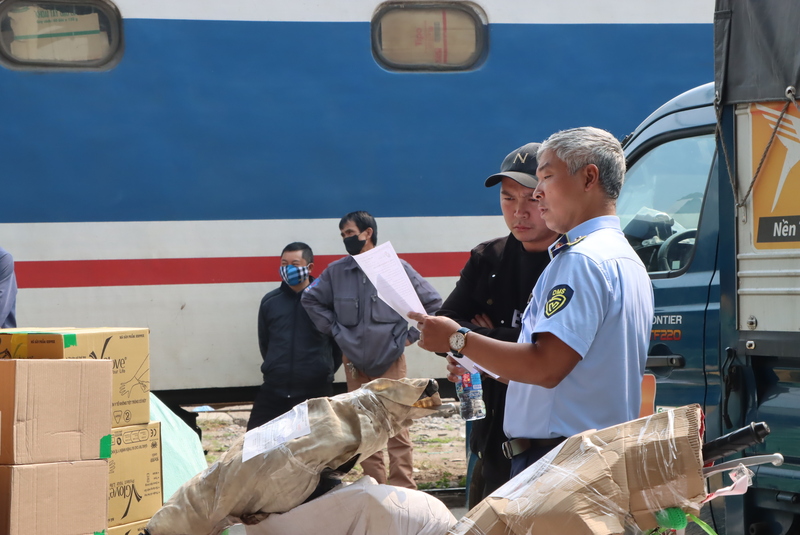 Lực lượng quản lý thị trường kiểm tra hàng hoá vi phạm. Ảnh: Cục Quản lý và Phát triển thị trường trong nước