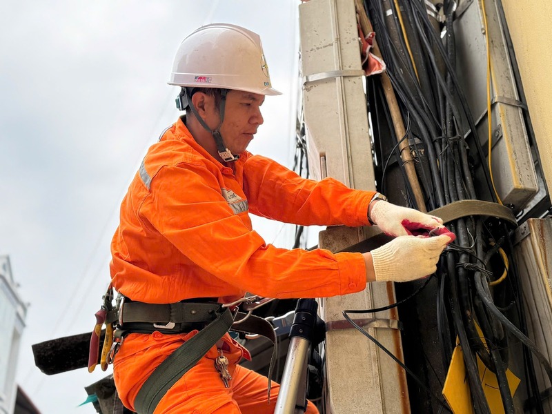 Nhân viên Công ty Điện lực Lạng Sơn kiểm tra dây sau công tơ, chỉnh trang dây cáp điện đảm bảo cấp điện phục vụ bầu cử. Ảnh: EVNNPC