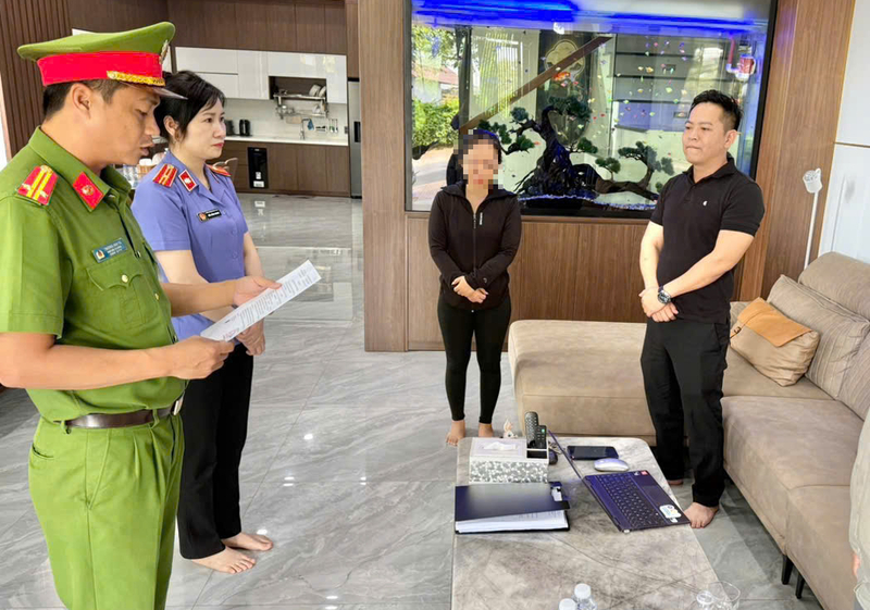 Cơ quan điều tra đọc các quyết định tố tụng liên quan đến vụ án "Sản xuất buôn bán hàng giả" đối với ông Nguyễn Ngọc Liên. Ảnh: Công an cung cấp.