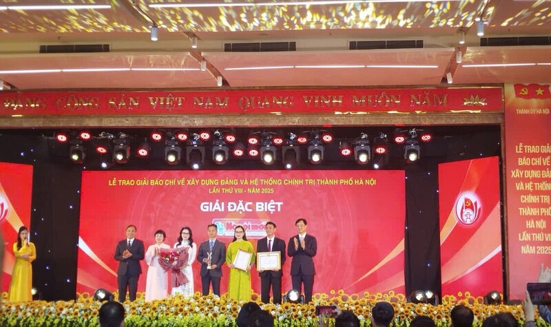 Ông Nguyễn Duy Ngọc (ngoài cùng bên phải), Bí thư Thành ủy Hà Nội và ông Hoàng Trung Dũng, Phó Trưởng Ban Thường trực Ban Tổ chức Trung ương trao giải cho nhóm tác giả đạt giải đặc biệt. Ảnh: Hải Sơn