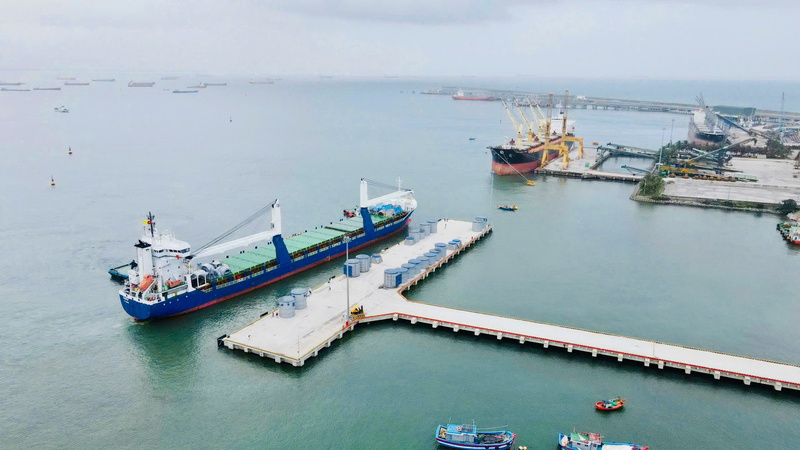 Cảng Dung Quất đã hình thành và đưa vào khai thác 5 hệ thống bến cảng tổng hợp và 5 hệ thống bến cảng chuyên dùng có khả năng tiếp nhận tàu đến 200.000 DWT. Ảnh: Nguyễn Dương