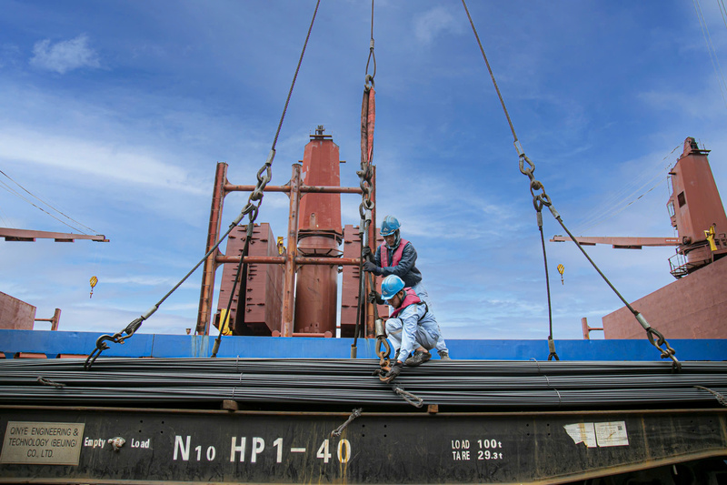 Cảng biển Dung Quất không còn đơn thuần là điểm cuối của chuỗi vận tải mà trở thành một bộ phận cấu thành trong quá trình sản xuất, logistics và xuất khẩu. Ảnh: Nguyễn Dương