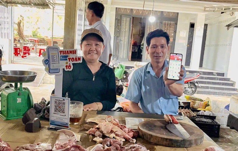 Người dân và doanh nghiệp cũng được hướng dẫn đăng ký, sử dụng chữ ký số và các nền tảng giao dịch điện tử, từng bước hình thành thói quen thực hiện các thủ tục hành chính và giao dịch thương mại trên môi trường số. Ảnh: Tuệ Lâm