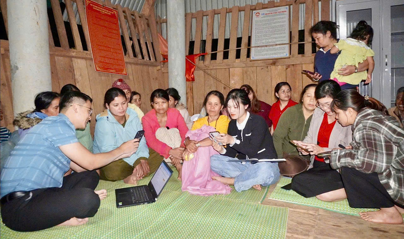 Ngành Công Thương đã phối hợp triển khai các chương trình phổ cập kỹ năng số cho cộng đồng thông qua nền tảng Bình dân học vụ số và các tổ công nghệ số cộng đồng, ưu tiên tại khu vực nông thôn, vùng sâu, vùng xa. Ảnh: Tuệ Lâm