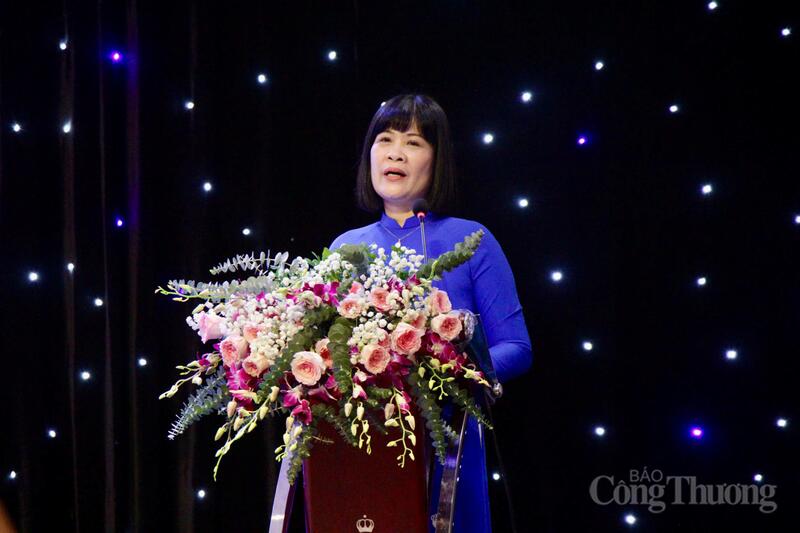 Bà Đỗ Hồng Vân, Ủy viên Đoàn Chủ tịch, Phó Trưởng Ban Quan hệ Lao động Tổng Liên đoàn Lao động Việt Nam phát biểu động viên nữ công nhân, viên chức, người lao động ngành Công Thương.