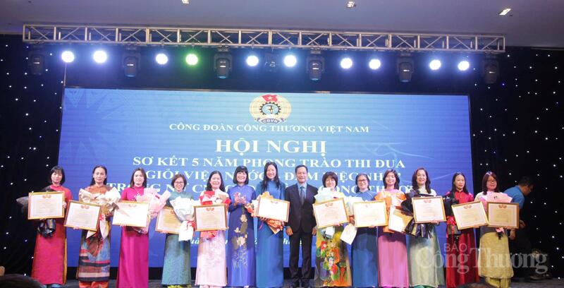 Đại diện lãnh đạo Tổng Liên đoàn Lao động Việt Nam và Công đoàn Công Thương Việt Nam trao bằng khen cho các cá nhân tiêu biểu trong phong trào thi đua "Giỏi việc nước - Đảm việc nhà".