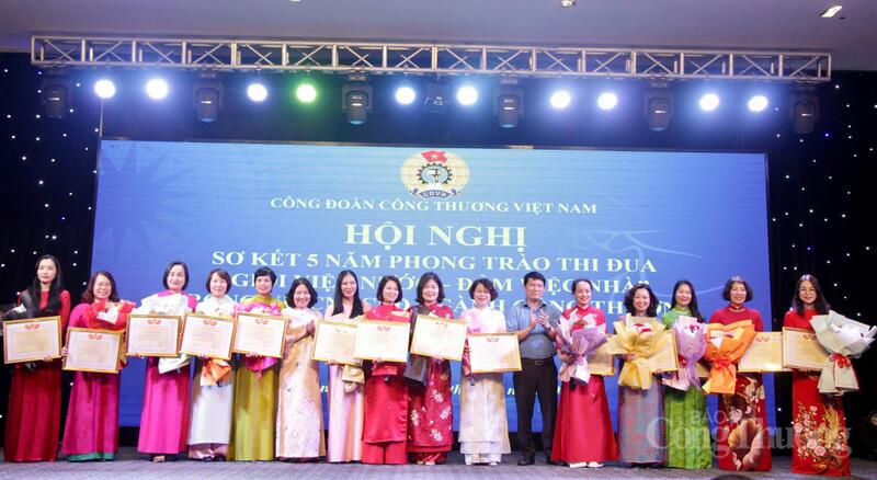 Chùm ảnh: Công đoàn Công Thương Việt Nam sơ kết 5 năm phong trào 'Giỏi việc nước, đảm việc nhà' - 13