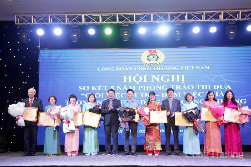 Chùm ảnh: Công đoàn Công Thương Việt Nam sơ kết 5 năm phong trào 'Giỏi việc nước, đảm việc nhà' - 12